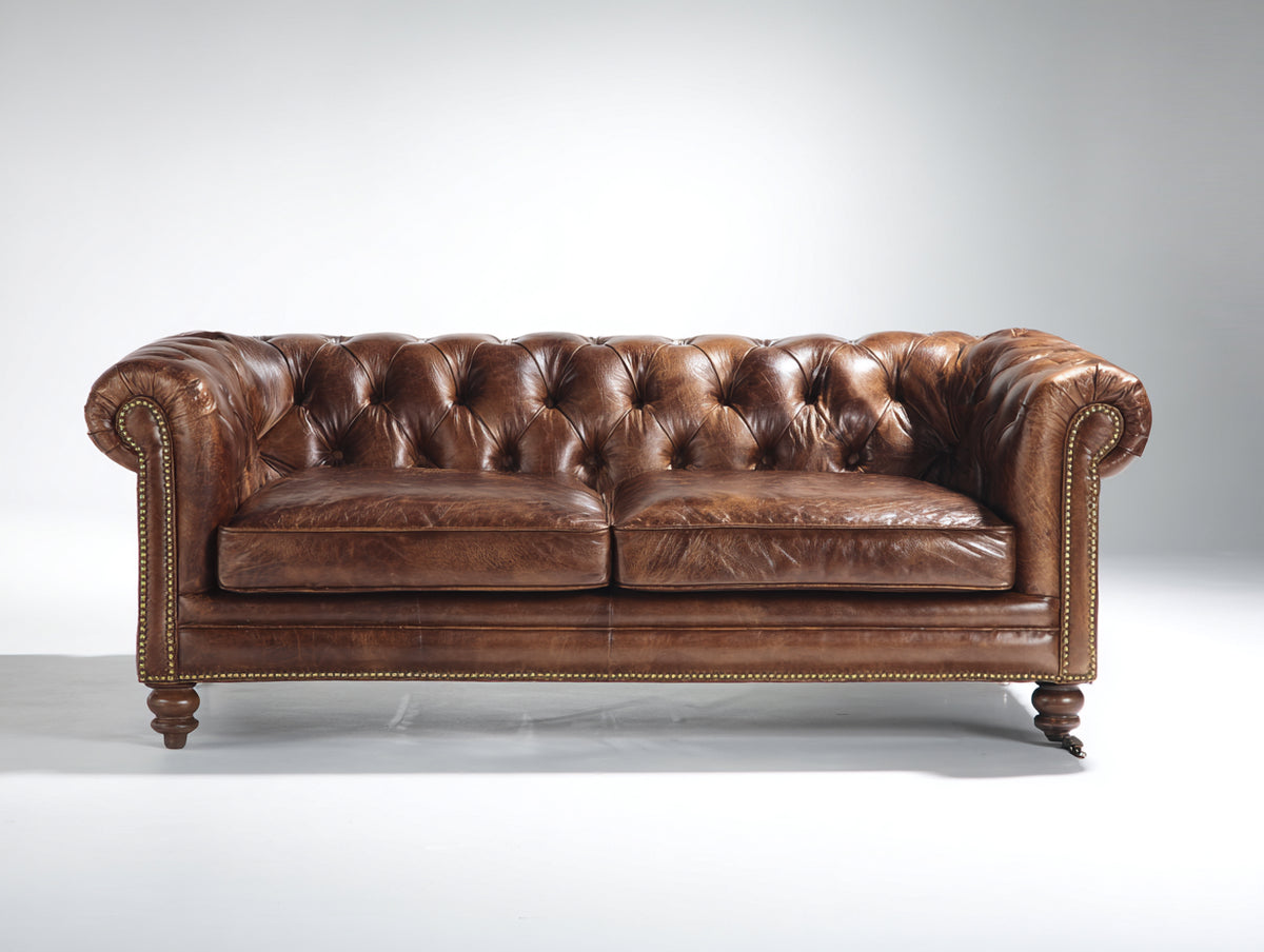 Sofá lineal 240x95x82 cm - de piel auténtica de 3 plazas con respaldo capitoné y reposabrazos enrollados - color marrón - estilo clásico elegante