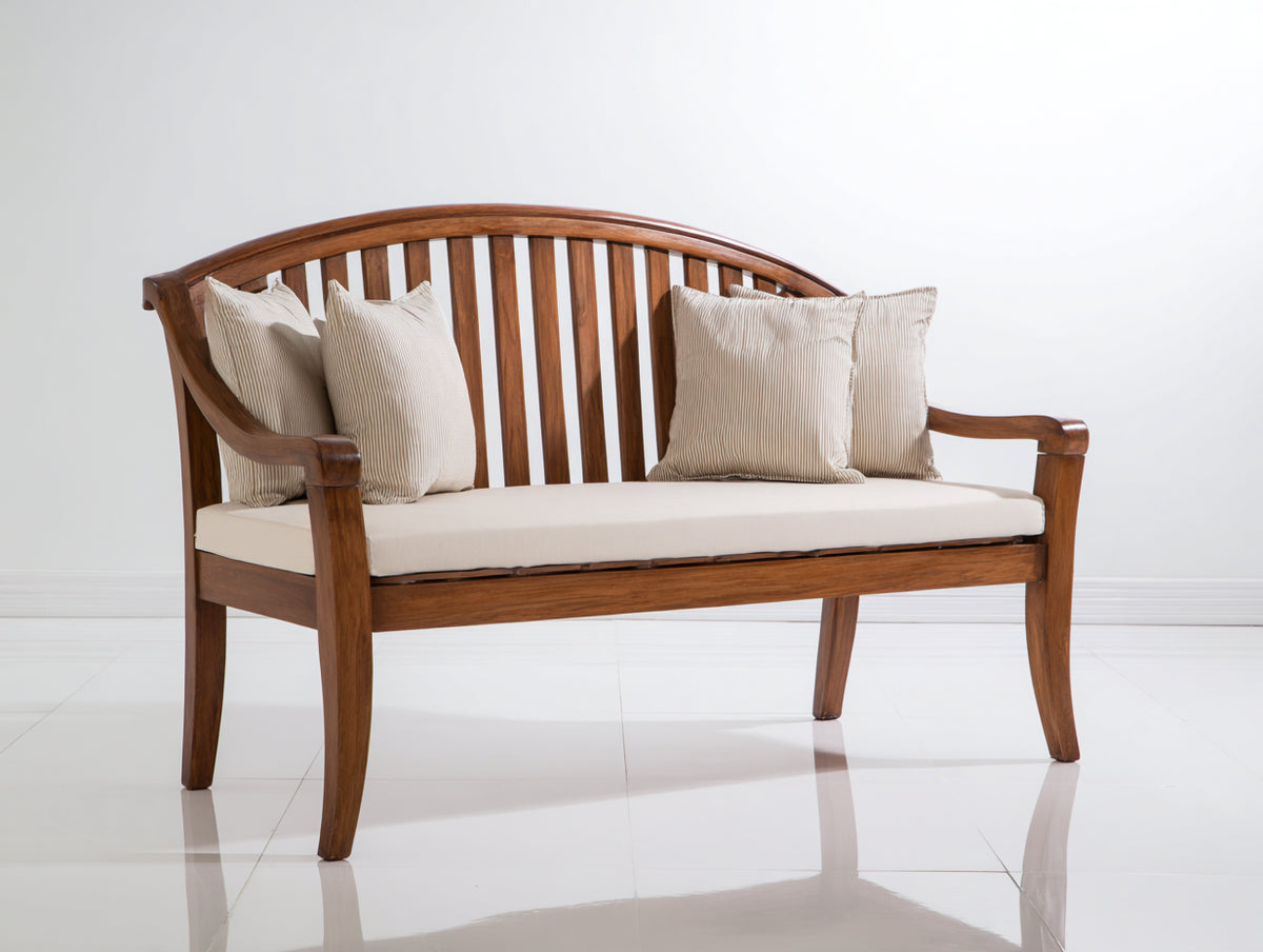 Banco de jardín de madera con respaldo curvado y cojines decorativos 160x65x95 cm - color madera nogal - estilo clásico exterior